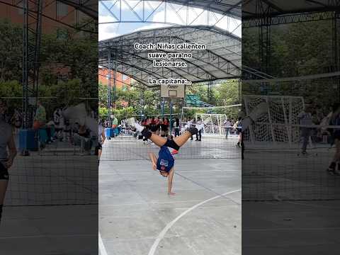 Coach: Niñas calienten suave para no lesionarse. La capitana:..🤸🏻🤸‍♂️ #voleibol 🤣🏐
