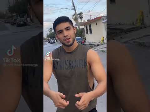 Hombre guapo bailando