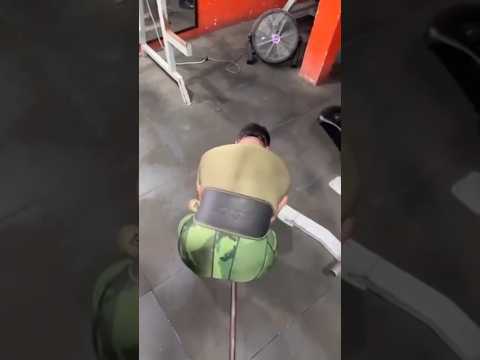 Hombres guapos nalgones entrenando