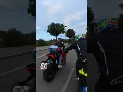 Oye Manolo se te marca un culo 🍑 que flipas eh!😂 #humor #bikelife #motos #riders #moteros #bikes